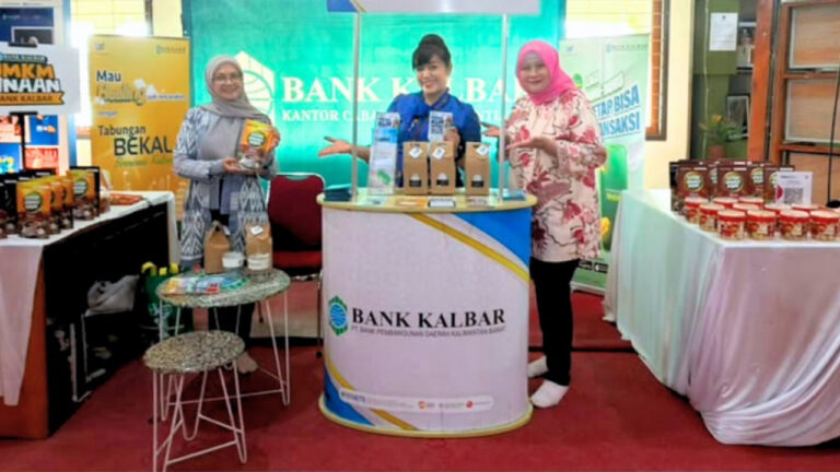 Petugas Bank Kalbar melayani pengunjung di stan pameran produk perbankan dan UMKM binaan. (Dok. Bank Kalbar)