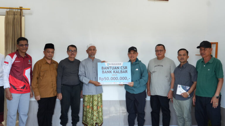 Penyerahan secara simbolis bantuan CSR Bank Kalbar sebesar Rp50 juta kepada Pimpinan Pondok Pesantren Nurul Hasani. (Dok. HO/NusantaraPost)