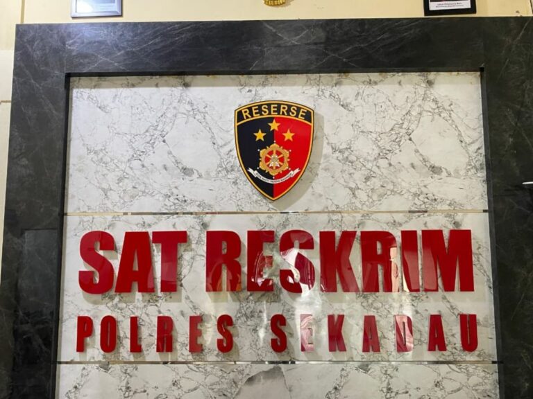 "Polres Sekadau tetapkan 4 tersangka kasus perampasan emas 936 gram senilai Rp1,8 miliar milik warga Sintang. Sopir korban terlibat sebagai pembocor rute."