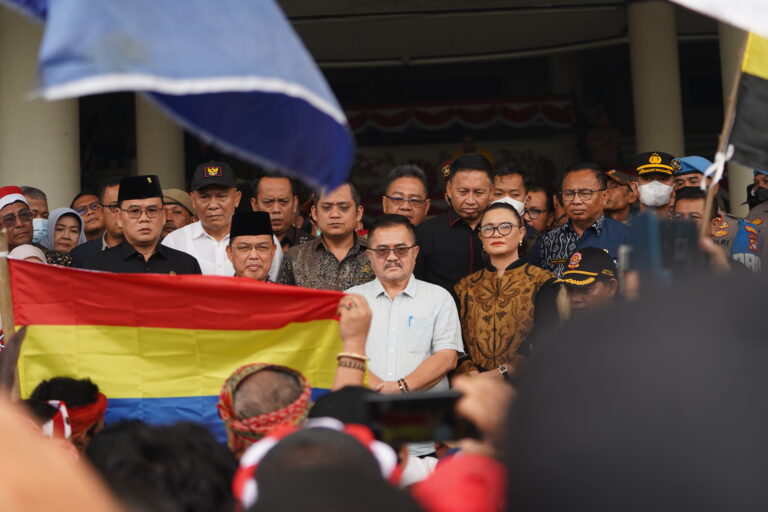 "Bendera Borneo Raya terbentang di depan Gubernur dan Ketua DPRD Kalbar saat aksi tolak pencabutan Perda Peladang Nomor 1 Tahun 2022 di Pontianak."
