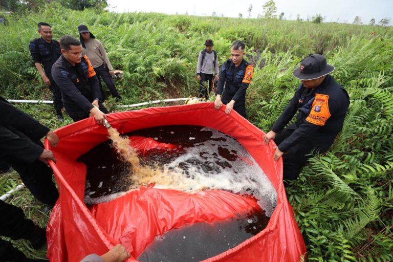 "BNPB meningkatkan Operasi Modifikasi Cuaca (OMC) dan memperkuat Satgas Darat untuk mempercepat pemadaman karhutla lahan gambut di Kalimantan Tengah."