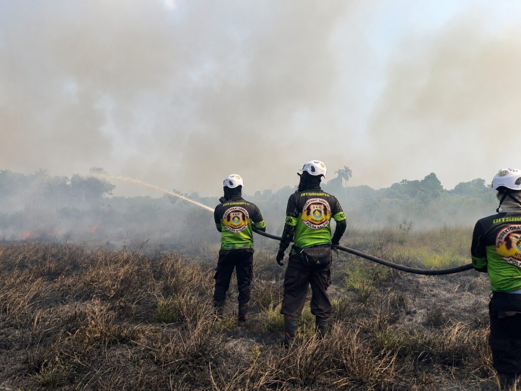 Cegah Api Dekati Masjid dan Permukiman, Polda Kalbar Padamkan Karhutla di Sungai Kakap