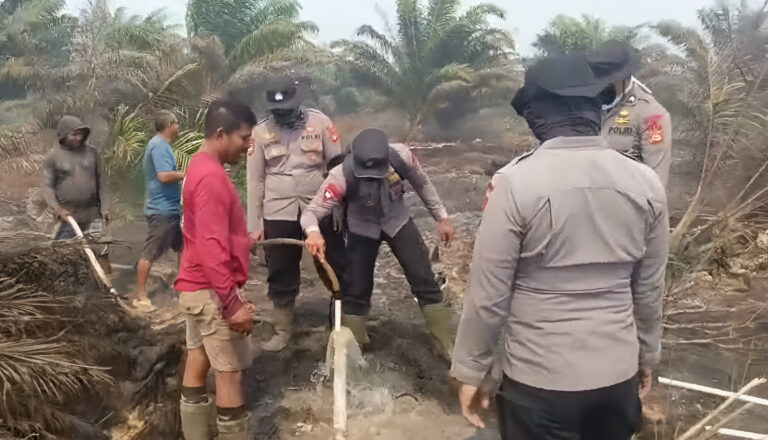 "Polres Ketapang dan BKO Brimob bangun sumur bor di Jalan Sei Durian-Manjau, Matan Hilir Utara, guna atasi defisit air dalam pemadaman karhutla."