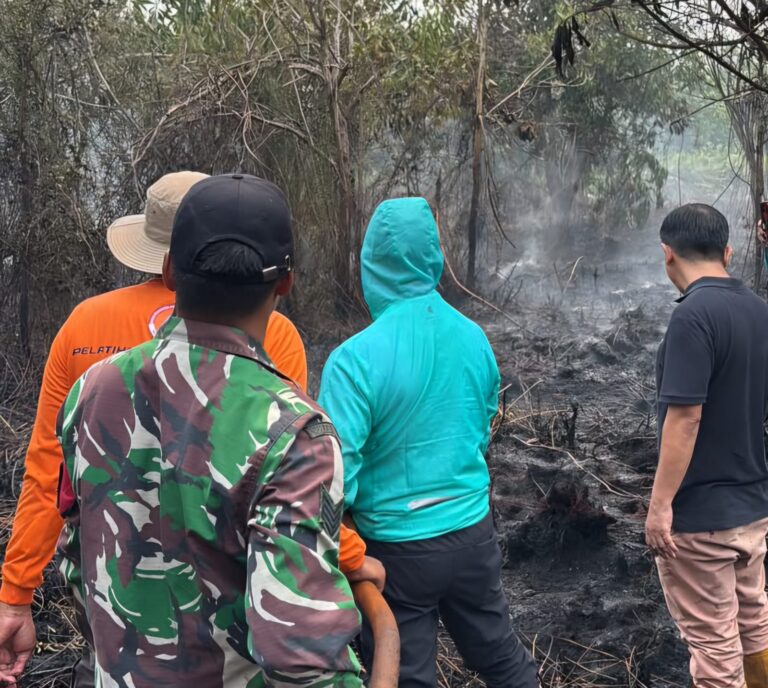 "Wali Kota Pontianak Edi Rusdi Kamtono imbau warga kurangi aktivitas luar rumah akibat asap karhutla. DLH minta masyarakat rujuk ISPUnet Pontianak Tenggara."