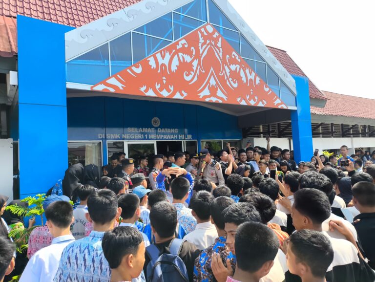 "Siswa dan orang tua murid menggelar unjuk rasa di SMKN 1 Mempawah Hilir menuntut pemecatan dua oknum guru yang diduga terlibat skandal perselingkuhan."