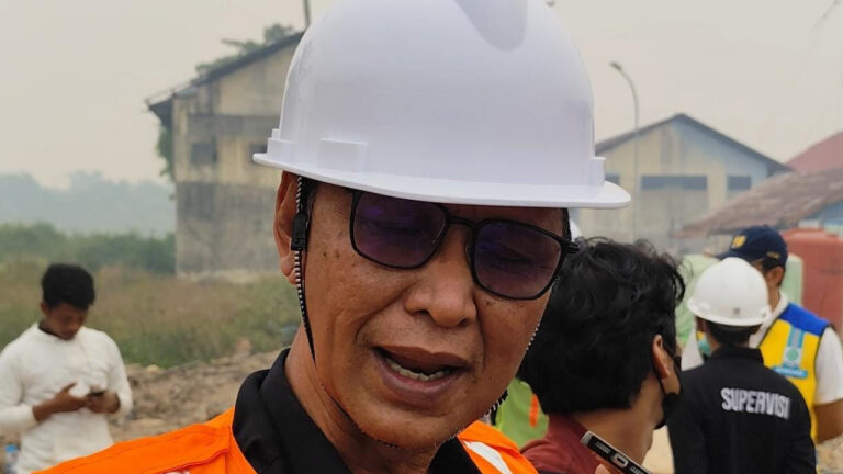 Direktur PDAM Tirta Khatulistiwa Abdullah memberikan penjelasan terkait dampak intrusi air laut Sungai Kapuas terhadap kualitas air bersih di Pontianak. (Dok. Nusantara Post/Hendrawan)