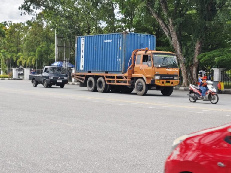 "Dishub Pontianak perketat jam operasional truk kontainer dan siapkan razia pelajar tanpa SIM untuk mencegah kecelakaan maut di jam sibuk lalu lintas."
