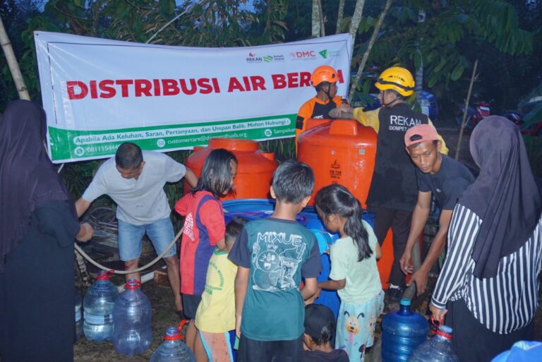 "Sebanyak 208 warga Dusun Sidomulyo Desa Limbung Kubu Raya menerima bantuan air bersih darurat usai dilanda kemarau dan ancaman kabut asap karhutla."