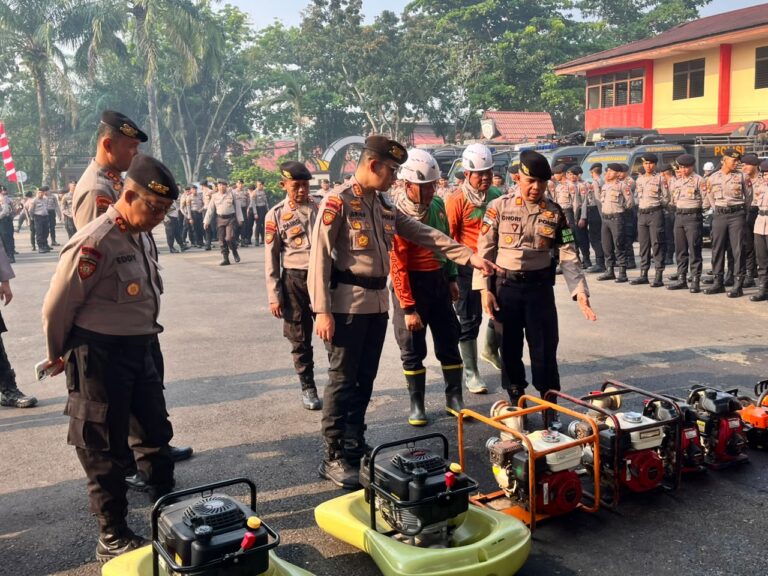 "Ditsamapta Polda Kalbar gelar apel pasukan dan perlengkapan penanggulangan Karhutla. Kombes Pol Arief Budiman tekankan kecepatan respon dan sinergi."