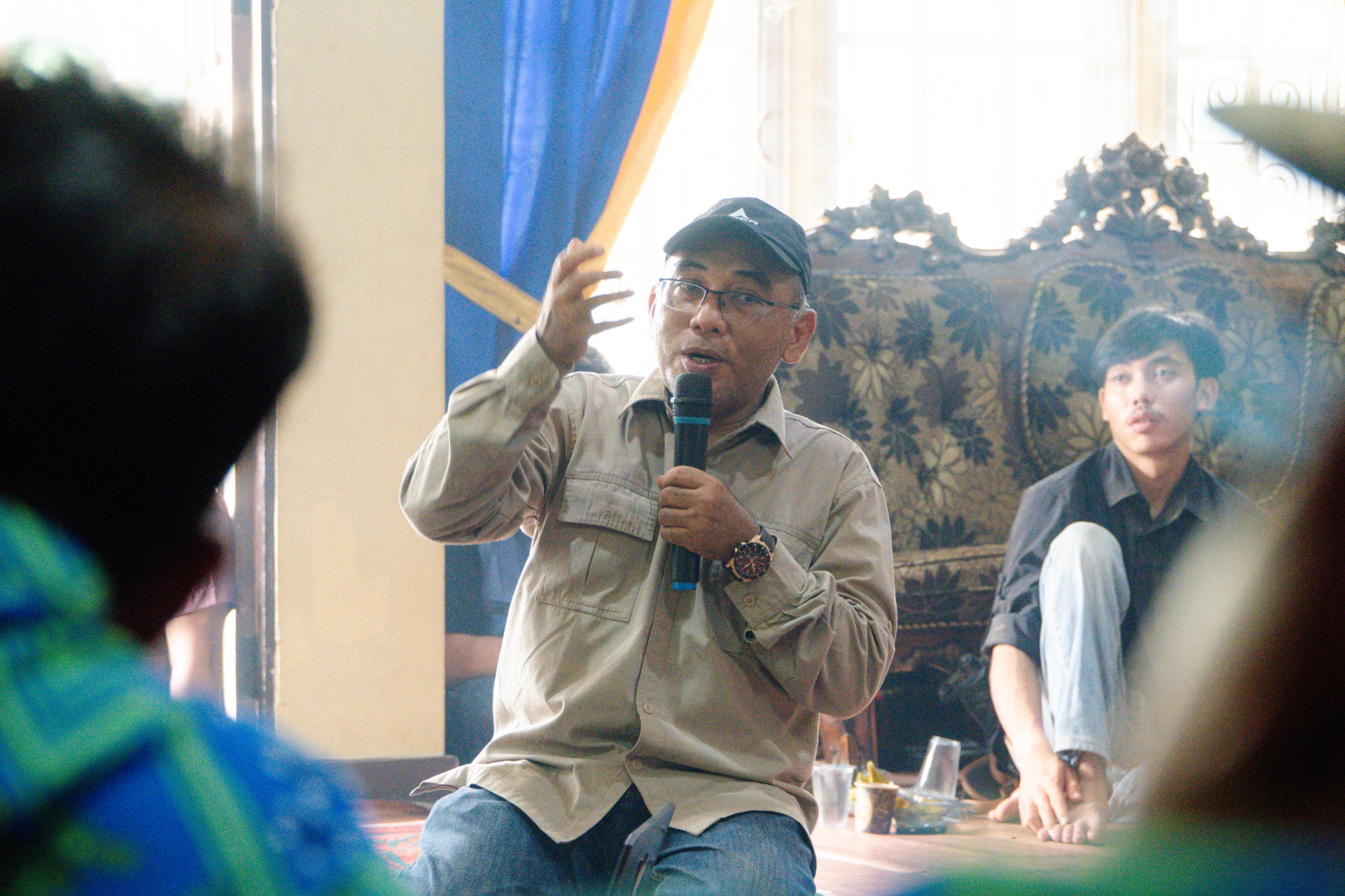 Dr. Hari Prayoga, S.Si., M.Si. menjelaskan teknik perbanyakan tanaman secara vegetatif kepada warga Desa Padi Jaya.