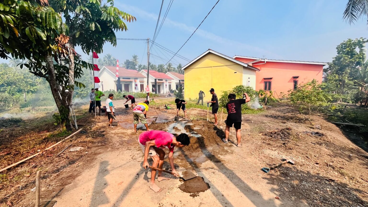 Dua Tahun Jalan Rusak, Warga Komplek Kanayaqueen Kubu Raya Bergotong Royong Swadaya