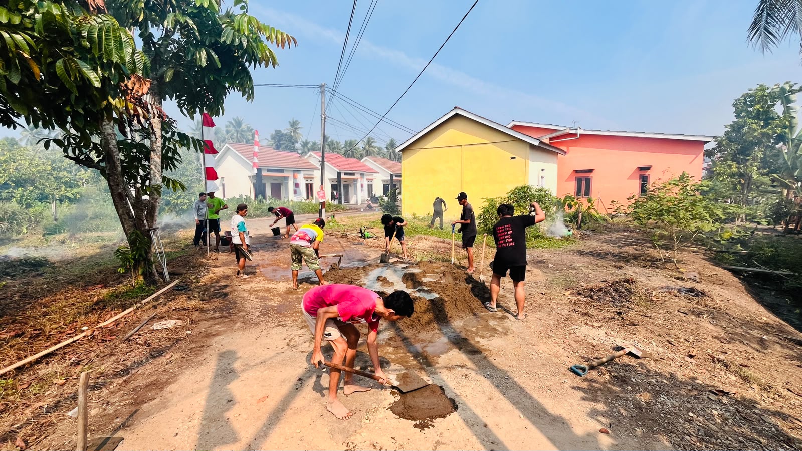 Dua Tahun Jalan Rusak, Warga Komplek Kanayaqueen Kubu Raya Bergotong Royong Swadaya