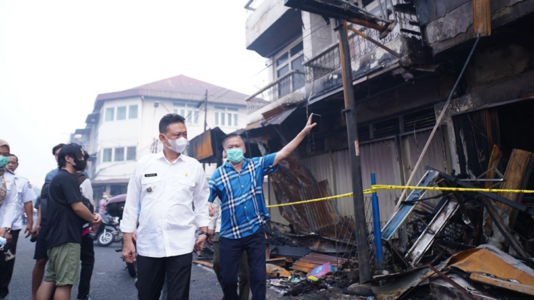 Wali Kota Pontianak Edi Rusdi Kamtono meninjau lokasi kebakaran ruko di Jalan Barito Pontianak. (Dok. HO/Nusantara Post)