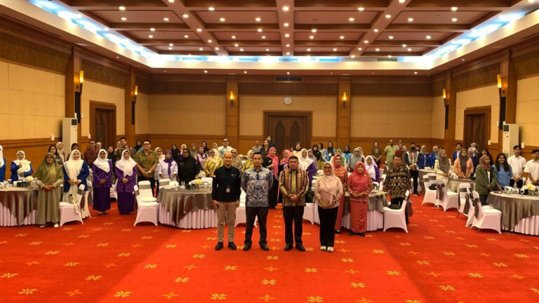 Peserta dan pejabat BI Kalbar serta FJPI Kalbar foto bersama dalam edukasi Cinta Bangga Paham Rupiah di Pontianak. (Dok. FJPI Kalbar)