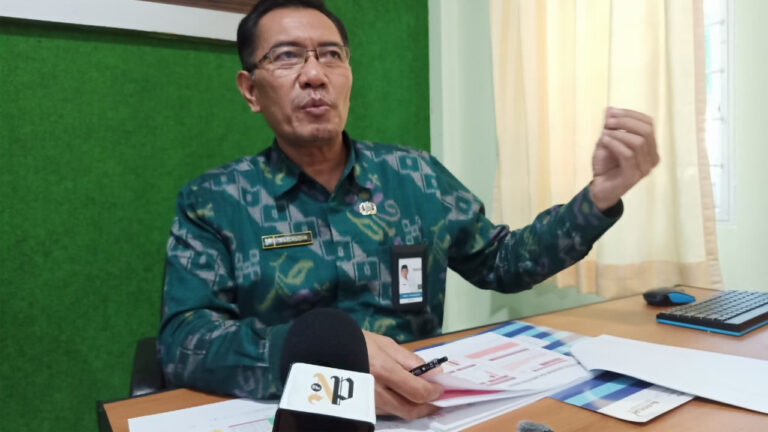 Kepala BPS Kalbar Much Saichudin memberikan keterangan pers dengan kemeja batik hijau di ruang kerjanya. (Dok. Nusantara Post/Hendrawan)