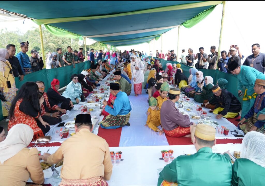 Gubernur Kalbar Buka Festival Budaya Robo-Robo Mempawah 2026, Pemprov Serahkan Bantuan Rp50 Juta