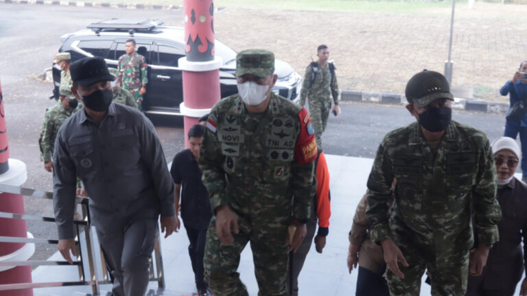 Gubernur Kalbar Ria Norsan dan sejumlah petinggi militer berjalan menaiki tangga setibanya di Kalbar. (Dok. HO/NusantaraPost)