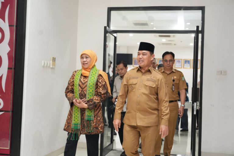 "Gubernur Kalbar Ria Norsan sambut kedatangan Gubernur Jatim Khofifah Indar Parawansa di Bandara Supadio untuk Misi Dagang dan Investasi antardaerah."