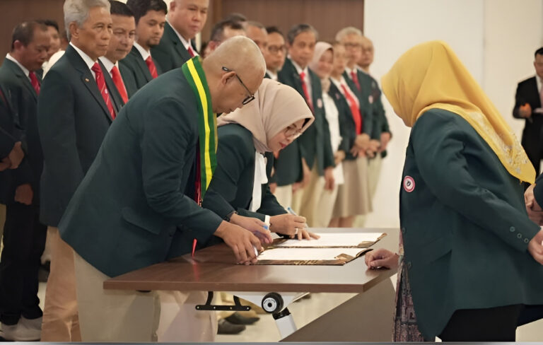 "Fasilitas medis di IKN berkembang pesat, Rudy Mas'ud minta Kaltim mandiri cetak dokter spesialis lewat Gratispol dan cegah penumpukan dokter di kota."