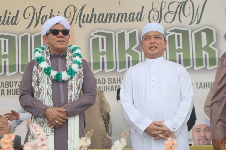 "Hadiri Maulid Nabi dan Haul Akbar di Ponpes Raudlatul Muhibbin Pontianak, Ria Norsan tekankan pentingnya teladan akhlak dan bekal moral generasi muda."