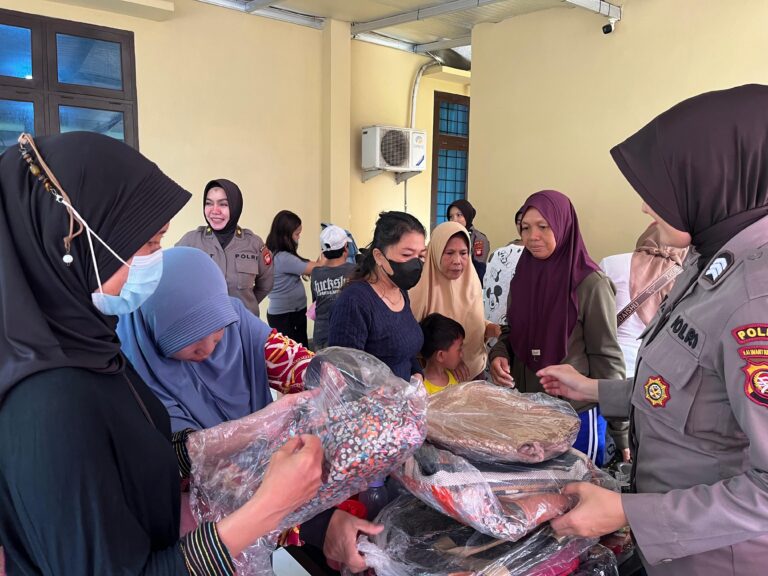 "Polwan Polda Kalbar gelar bakti sosial peringatan Hari Jadi ke-78 di Polsek Pontianak Barat dengan menyalurkan pakaian dan barang layak pakai bagi warga."