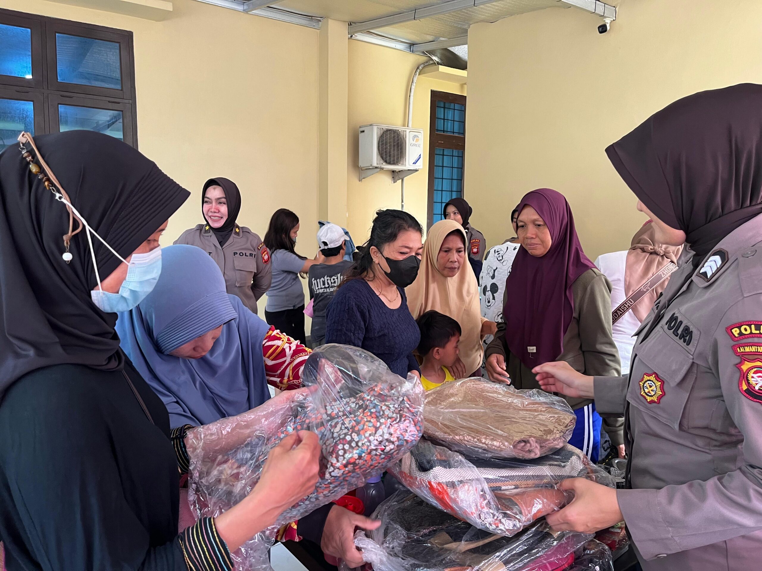 Hari Jadi ke-78, Polwan Polda Kalbar Salurkan Bantuan Layak Pakai