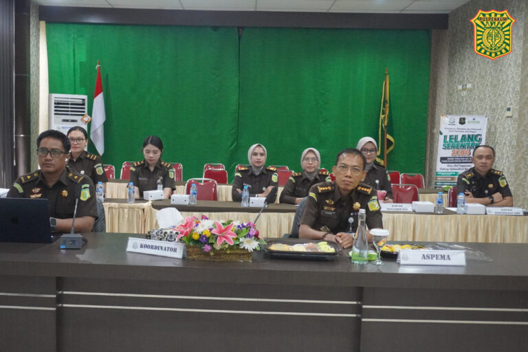 "Hari pertama Lelang Serentak Kejaksaan RI, Kejati Kalbar berhasil bukukan penjualan barang rampasan negara senilai Rp512,8 juta melalui tiga kejari."