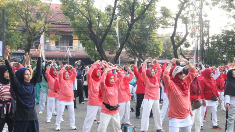 Sekelompok ibu-ibu berbaju bernuansa merah putih melakukan senam zumba bersama di halaman terbuka. (Dok. HO/NusantaraPost)