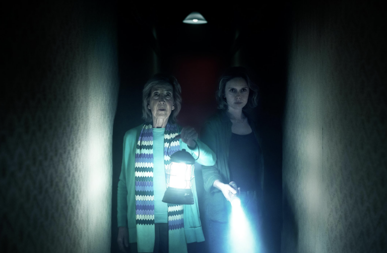 film Insidious: Out of the Further yang menampilkan nuansa gelap dari dimensi The Further.