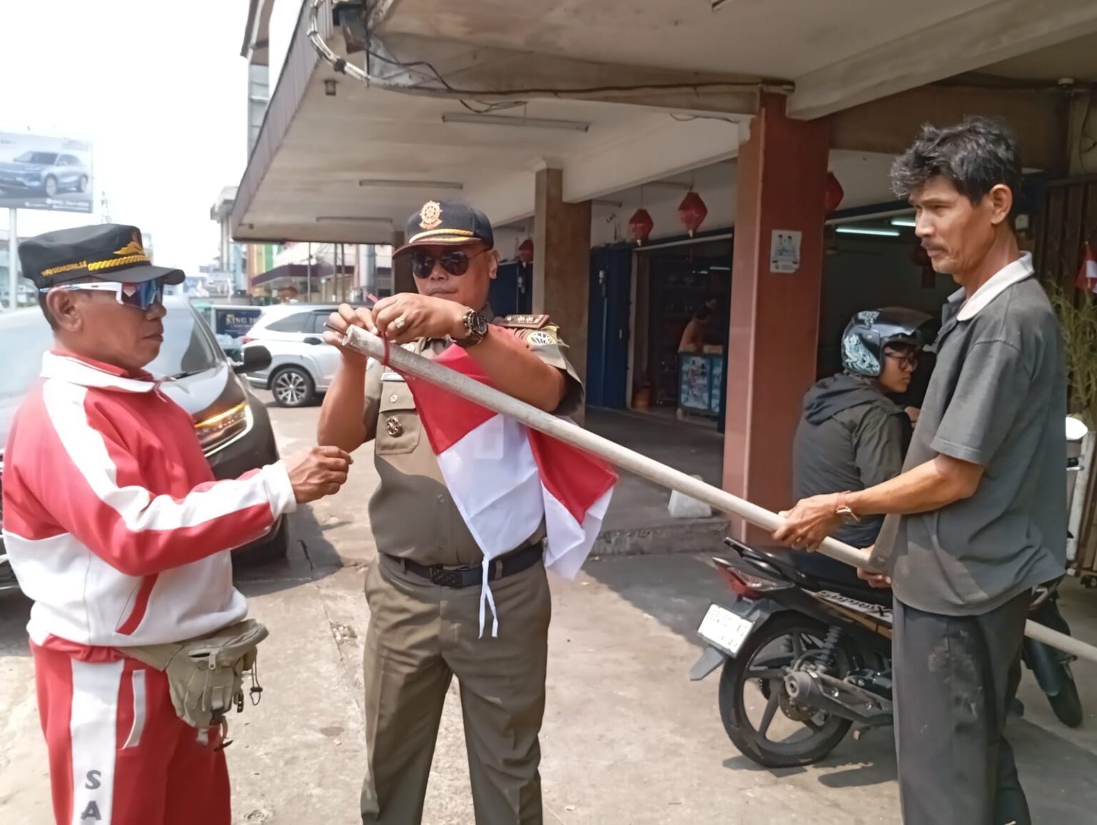 Sambut HUT ke-81 RI, Pemkot Pontianak Awasi Pemasangan Bendera di Dua Kecamatan
