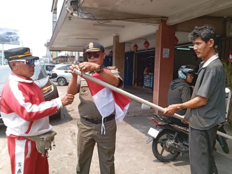 "Pemkot Pontianak bersama Satpol PP mengawasi pemasangan Bendera Merah Putih di Pontianak Kota dan Selatan demi kerapian jelang HUT ke-81 RI."