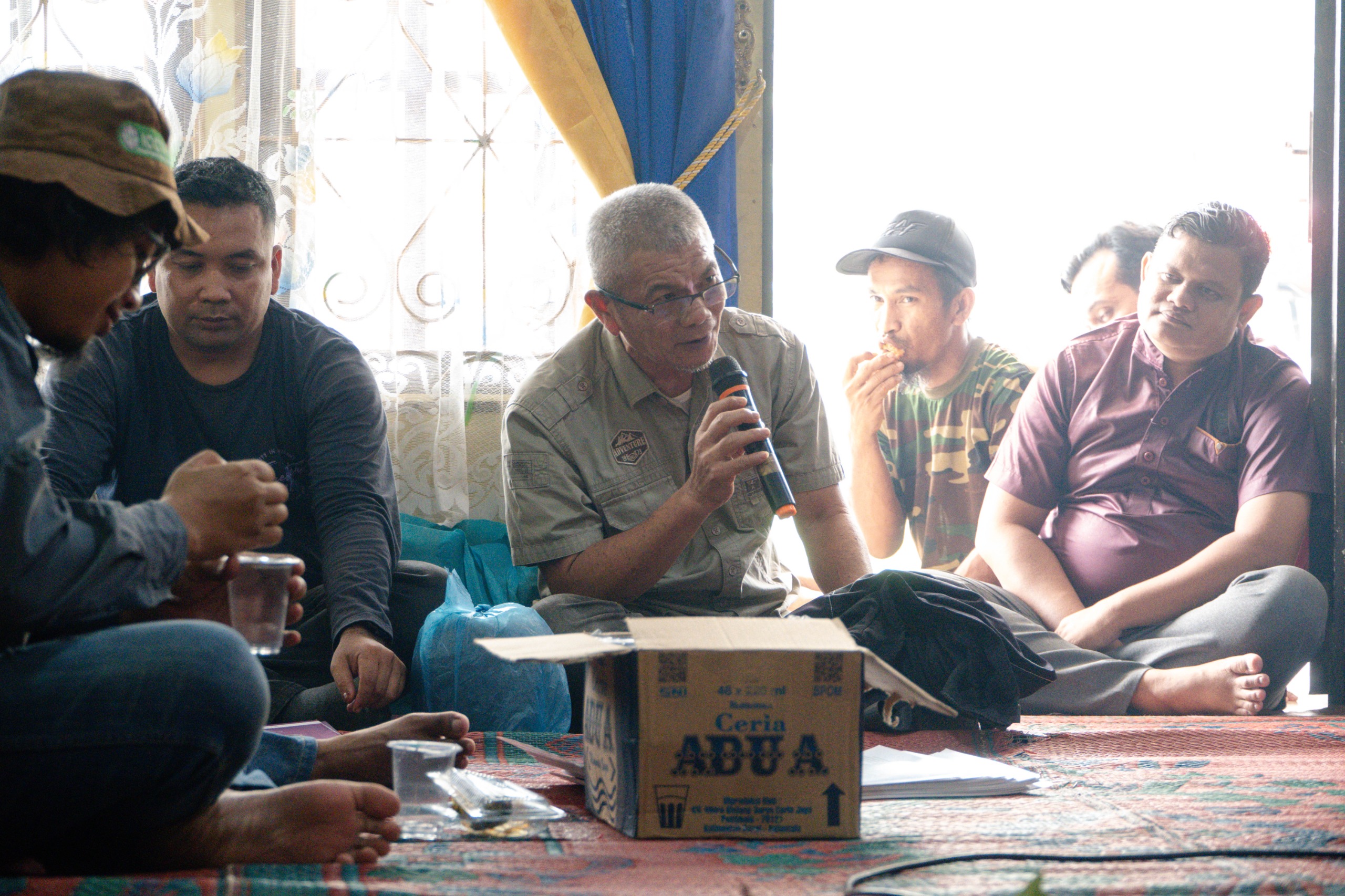 Ir. Erianto, M.P., IPU. berbicara menggunakan mikrofon dalam sesi diskusi program pengabdian masyarakat di Desa Padi Jaya.