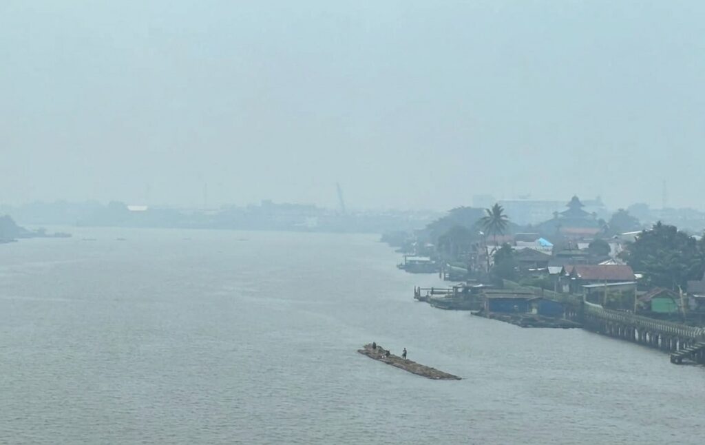 Terkepung Kabut Asap Sejak Pagi, Kualitas Udara Pontianak Kritis di Angka 95 Menuju Tidak Sehat
