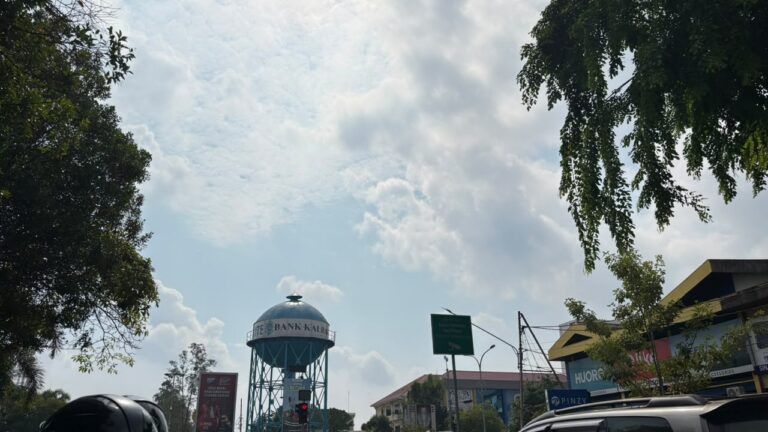 "ISPU Pontianak Tenggara menyentuh level 92 akibat lonjakan PM2.5. Otoritas ISPUnet imbau kelompok sensitif kurangi aktivitas luar ruangan."