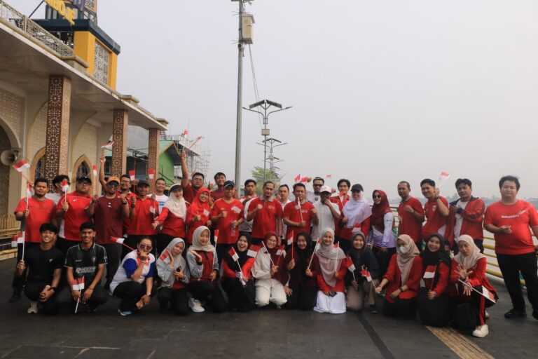 "Pegawai Diskominfo Kota Pontianak ikuti jalan sehat rute Waterfront dan lomba antarbidang untuk pererat kekompakan menyambut peringatan HUT ke-81 RI."