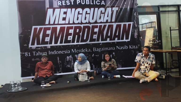 Empat narasumber duduk lesehan di atas panggung dalam dialog publik bertajuk Rest Publica Menggugat Kemerdekaan. (Dok. Nusantara Post/Hendrawan)