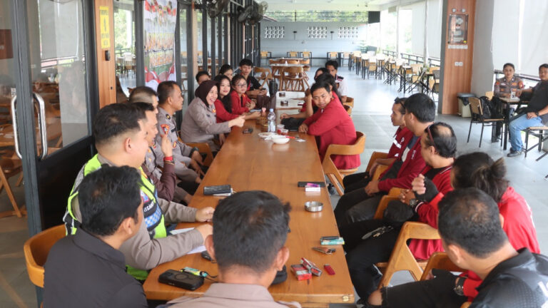 Jajaran perwira Polres Landak berdiskusi satu meja dengan sejumlah mahasiswa beralmamater merah dalam kegiatan Jumat Curhat di sebuah kafe. (Dok. HO/NusantaraPost)