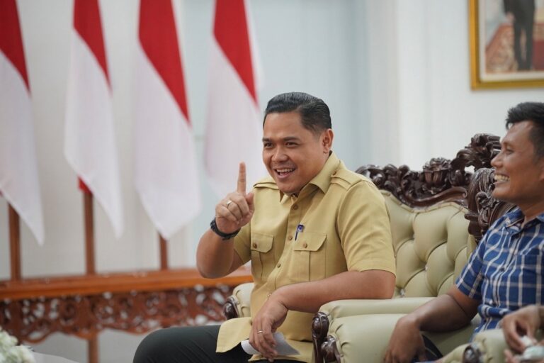 "Kadisdik Kalteng tolak liburkan sekolah saat kabut asap demi dapur MBG dan kantin, warganet mengecam keras dan menuntut prioritas keselamatan nyawa anak."