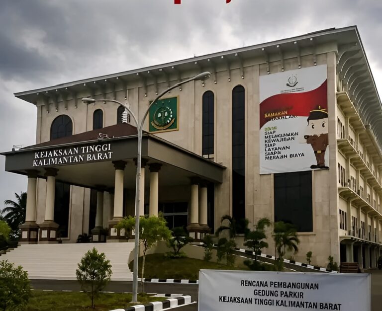 "Kejati Kalbar kembalikan hibah proyek gedung parkir Rp19,1 miliar ke Pemprov Kalbar usai audiensi BPM, dialihkan untuk kebutuhan publik yang lebih mendesak."