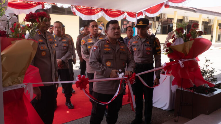 Kapolda Kalbar Irjen Pol Alberd Teddy Benhard Sianipar memotong pita peresmian gedung SPKT Polres Ketapang. (Dok. HO/NusantaraPost)