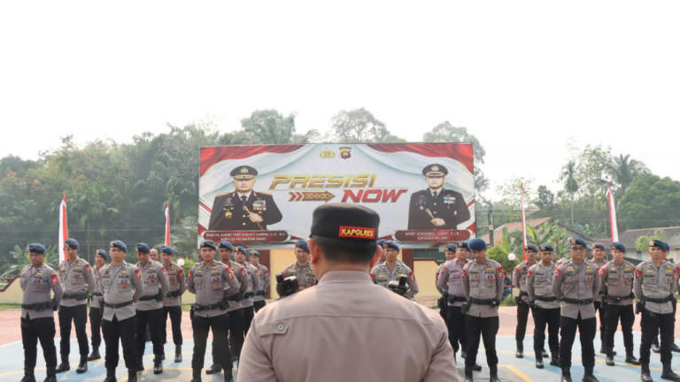 Kapolres Melawi AKBP Askhabul Kahfi memimpin apel penyambutan satu peleton Brimob Polri di Mako Polres Melawi. (Dok. HO/Nusantara Post)
