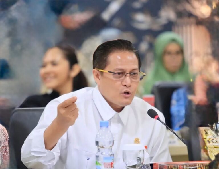 "Anggota DPD RI Kalbar Sultan Syarif Melvin desak aparat usut tuntas pembakar lahan dan minta pemerintah hentikan penanganan karhutla yang sekadar seremonial."