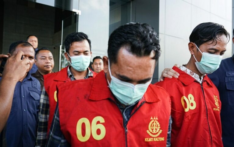 Asisten Intelijen dan Aspidsus Kejati Kalteng memberikan keterangan pers terkait penetapan tersangka komisioner KPU Kotim.