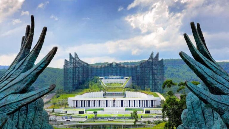 "Otorita IKN berikan fasilitas tax holiday bebas PPh dan PPN 30 tahun bagi investasi minimal Rp10 miliar serta siapkan pemeliharaan aset Rp500 miliar."
