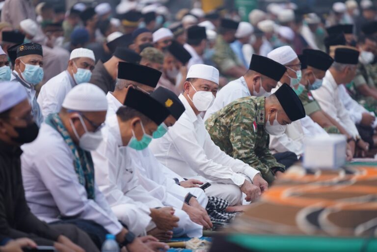 "Ribuan umat Islam laksanakan salat istisqa di Masjid Raya Mujahidin Pontianak usai dua bulan kemarau dan kasus ISPA melonjak akibat kabut asap pekat."