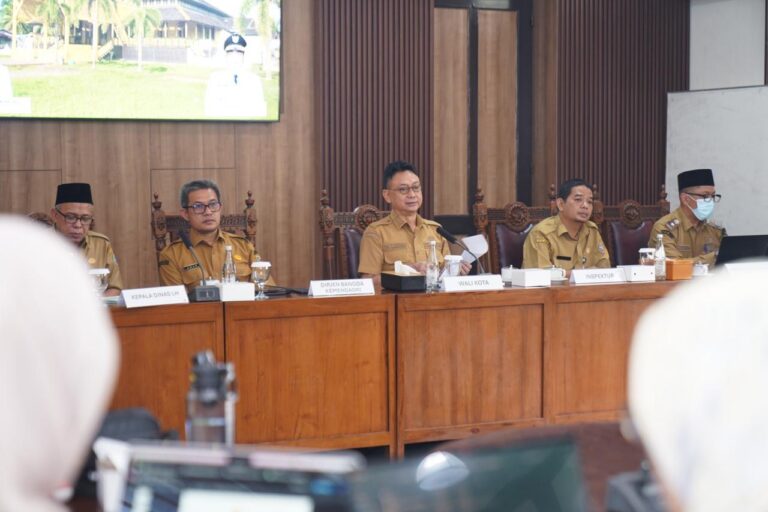 "Kemendagri dorong Pontianak jadi model percontohan program LSDP nasional berkat kesiapan input 450 ton sampah dan rencana pembangunan TPST Batu Layang."