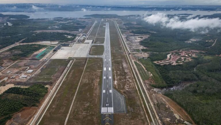 "Kemenhub ajukan Perpres alih status Bandara IKN berkode WALK jadi bandara umum komersial guna melayani penerbangan reguler hingga embarkasi haji."