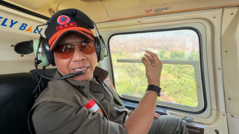 "Kepala BNPB Suharyanto pantau pemadaman karhutla lahan gambut di Kubu Raya via udara dan siagakan armada modifikasi cuaca di Lanud Supadio."