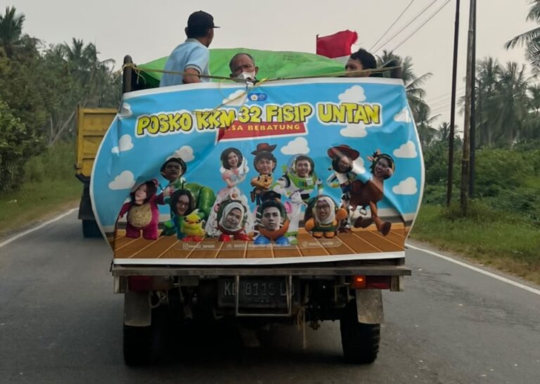 Dokumentasi perjalanan pulang mahasiswa KKM Kelompok 32 FISIP Untan dari Desa Bebatung menggunakan mobil pick-up berbalut spanduk posko dengan plat nomor KB 8115 LB di jalan raya.