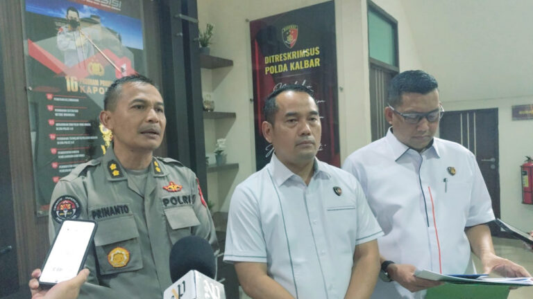 Perwakilan Bidhumas Polda Kalbar Prinanto dan Dirreskrimsus Polda Kalbar Kombes Pol Burhanudin menyampaikan keterangan pers kasus karhutla di Pontianak. (Dok. Nusantara Post/Hendrawan)